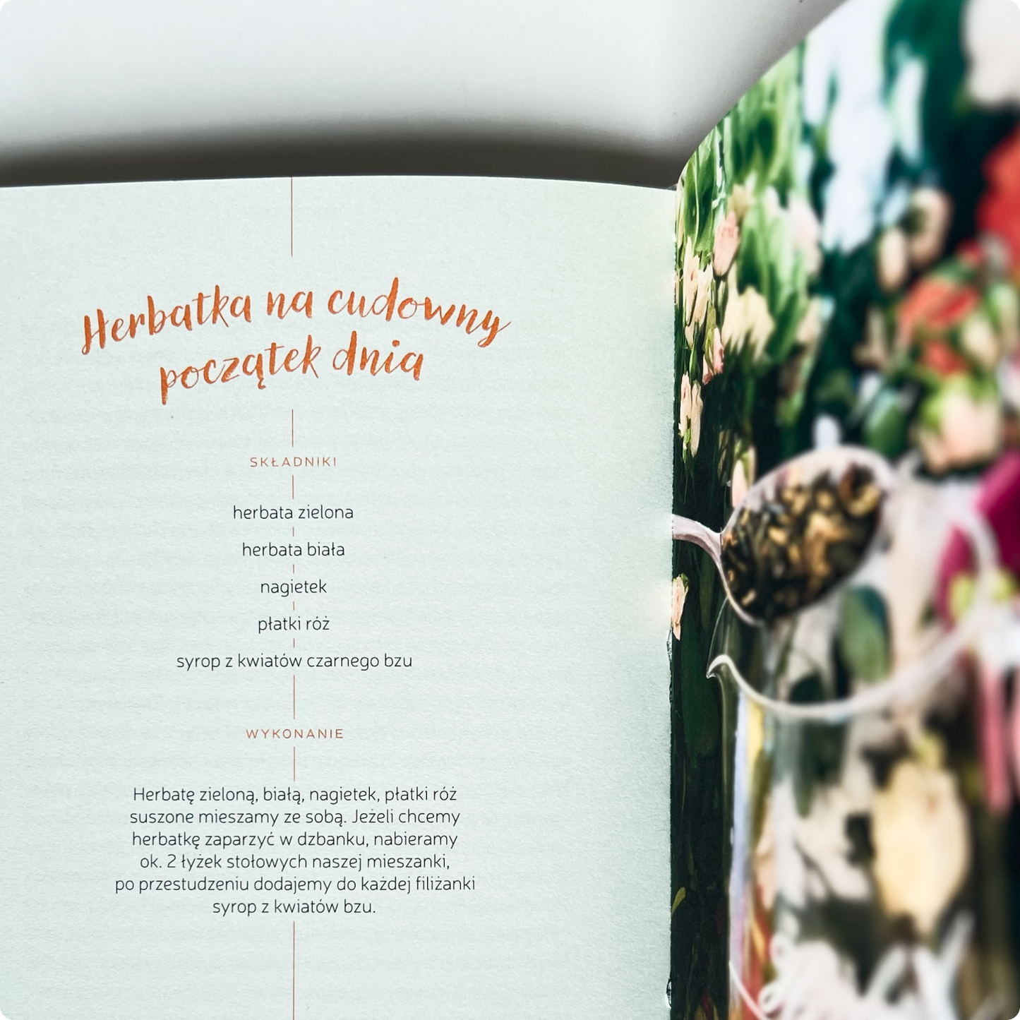 Strona z książki „Naturalnie i ziołowo” z przepisem na herbatkę z zielonej i białej herbaty, nagietka, płatków róży i syropu z czarnego bzu – idealną na dobry początek dnia. Obok zdjęcie filiżanki z kwiatową mieszanką.