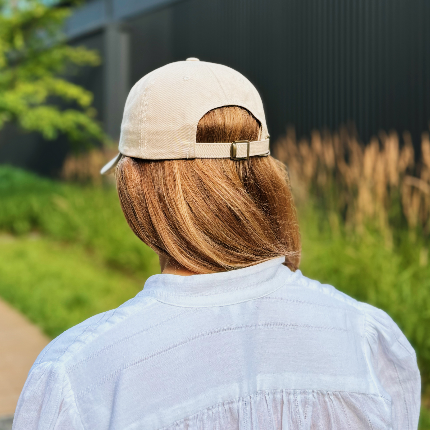 Tył beżowej czapki z daszkiem nikalab limited edition z regulowanym zapięciem i naturalnym dopasowaniem do kształtu głowy – stylowy i funkcjonalny detal.