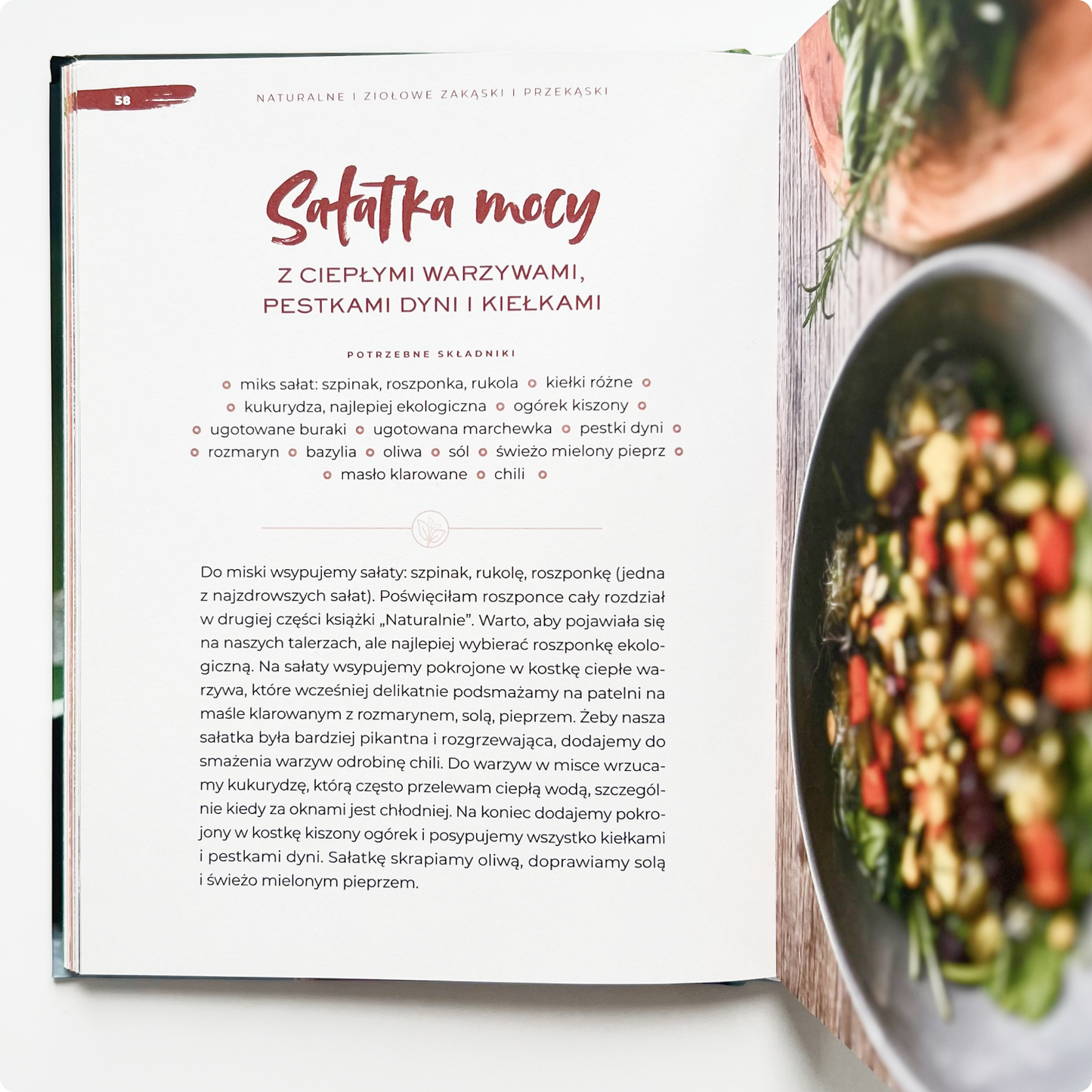 Strona książki „Naturalnie i ziołowo” Agnieszki Cegielskiej z przepisem na sałatkę mocy z ciepłymi warzywami, pestkami dyni i kiełkami – widoczna lista składników i instrukcja przygotowania, obok fragment miski z gotowym daniem.