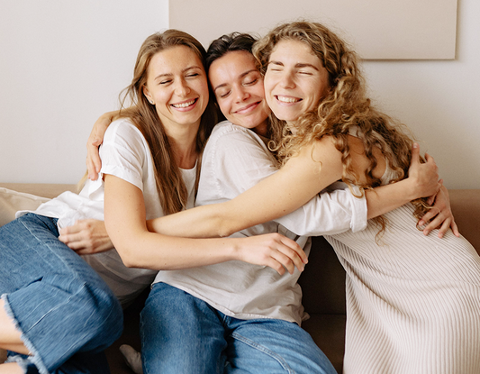 Dwie uśmiechnięte przyjaciółki