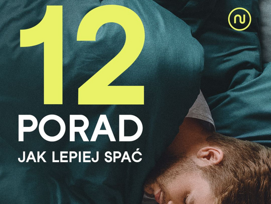 Okładka artykułu 12 porad jak lepiej spać – zdjęcie mężczyzny śpiącego pod zieloną kołdrą z dużym napisem 12 porad jak lepiej spać.