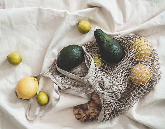 Młoda kobieta zastanawia się, czy warto polegać na sile woli podczas zmiany nawyków.