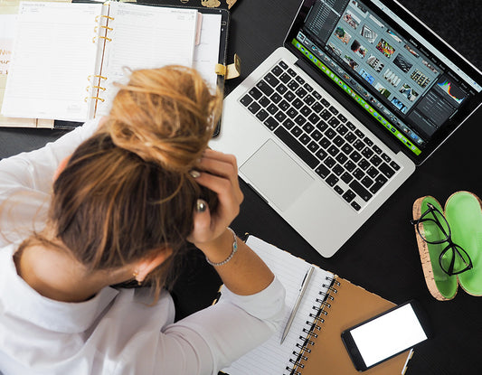 Kobieta przygnębiona z powodu syndroma oszustki w pracy