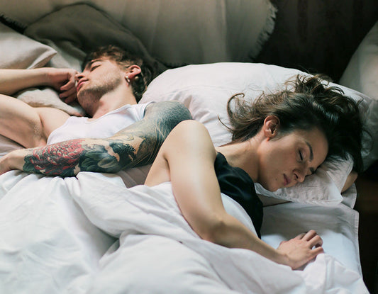 Kobieta w piżamie słodko śpi na chmurce