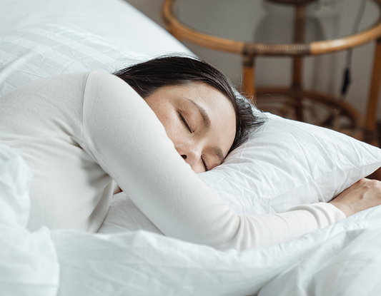 Śpiąca kobieta, która szybko zasnęła dzięki zastosowaniu naukowo uzasadnionych metod 
