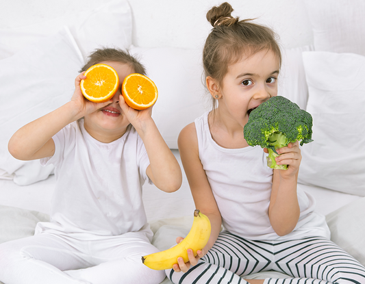 Radosne dziecko na pikniku, rodzice którego nie popełnili błędów powodujących problemy z jedzeniem