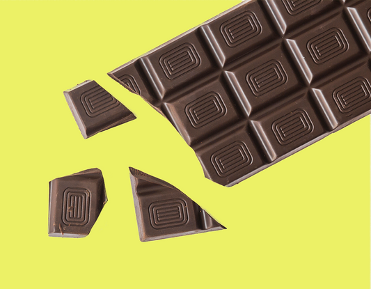 Kawałki czekolady, która została wyprodukowana w sposób nieetyczny