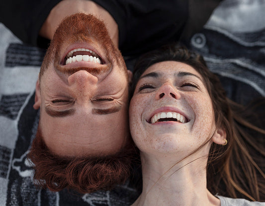 Kobieta prowadząca dziennik wdzięczności, zastanawia się, jakie korzyści zdrowotne to może przynieść.