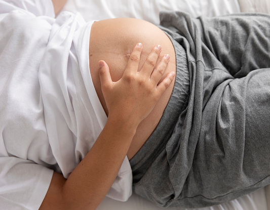 Kobieta starająca się i dziecko zastanawia się, czy powinna przyjmować kwas foliowy przed ciążą