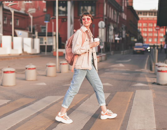 Kobiety chodzą, spacerują, także z psem dla zdrowia i profilaktyki chorób