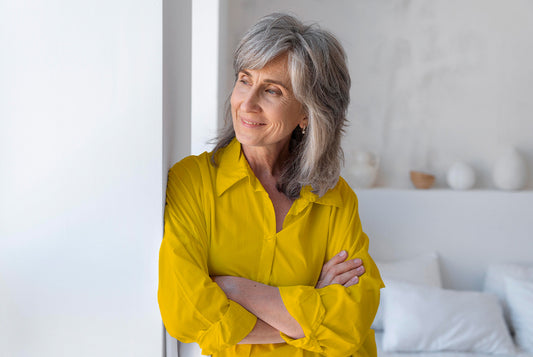 Kobieta dojrzała zastanawia się, co warto suplementować po 50-tce.