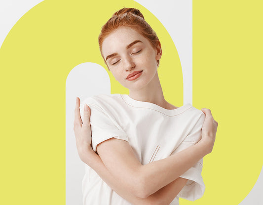 Zadowolona dziewczyna, która pokochała i zaakceptowała siebie