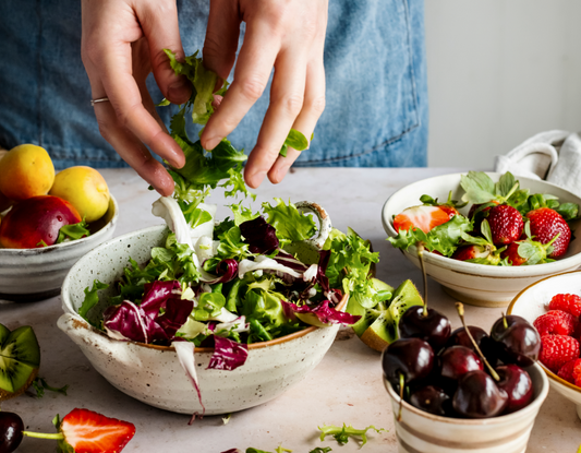 Do kiosku z napisem "suplementy" jest znacznie więcej osób w kolejce, niż do kiosku z warzywami i owocami