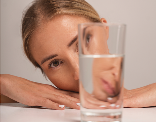 Dziewczyny pływają w kubku z wodą, kolaż