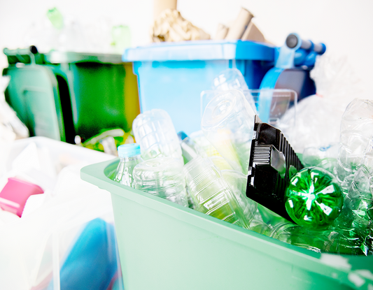 Pojemniki z ogromną ilością plastiku. 