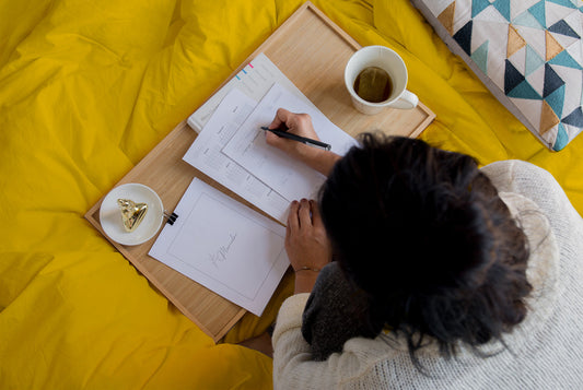 Kobieta planuje w kalendarzu, jak zmienić nawyki zdrowotne
