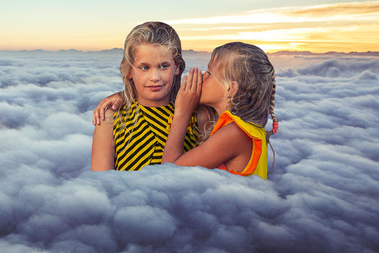 Dziewczynka uważnie słucha, co mówi do niej koleżanka