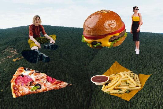 Młode kobiety i dania typu fast-food: burger, pizza, frytki