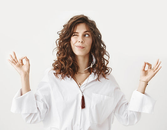 Uśmiechnięta kobieta myśląca pozytywnie