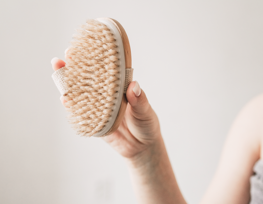 Kobieta szczotkująca ciało