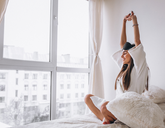 Wyspana kobieta przeciąga się po przebudzeniu