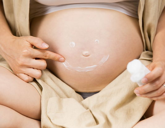 Rodząca kobieta łagodzi swój ból porodowy w wodzie