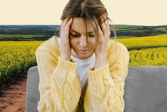 Rozdrażniona kobieta zastanawia się, jak złagodzić objawy swojego zespołu napięcia przedmiesiączkowego