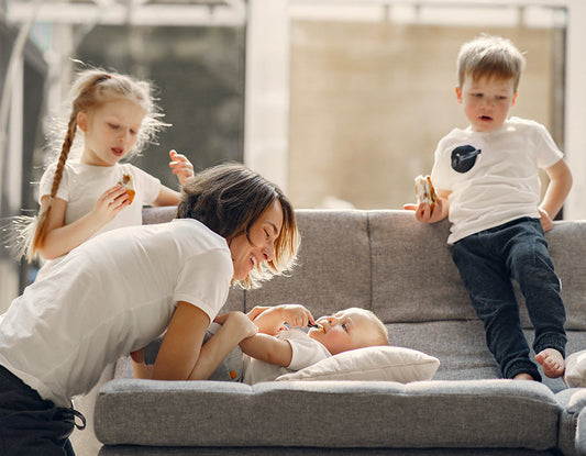 Mama tuli dziecko, które przechodzi skok rozwojowy