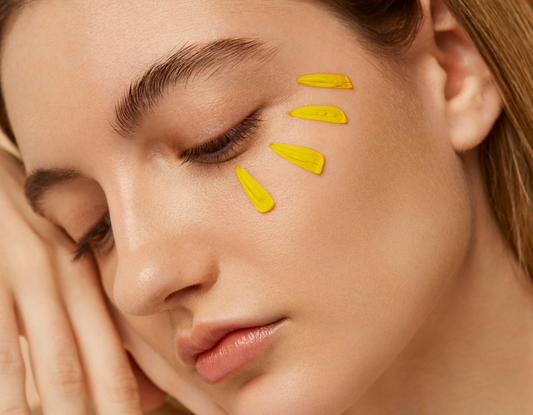 Dziewczyna opala się, próbując dostarczyć witaminę D ze słońca