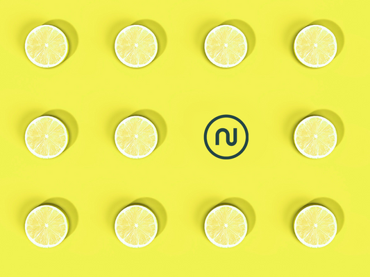 Logo nikalab wśród cytryn na żółtym tle.