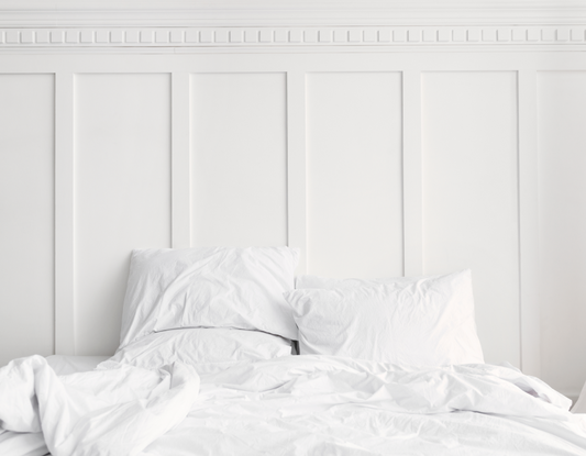 Zmęczona kobieta, mająca zaburzenia snu, trzyma się za głowę, nie może zasnąć