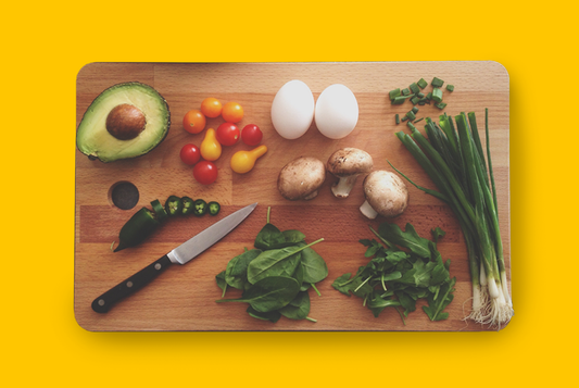 Deska do krojenia z warzywami i resztkami, z których można coś ugotować