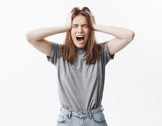 Kobieta uprawia jogę i głęboko oddycha, żeby poradzić sobie ze złością