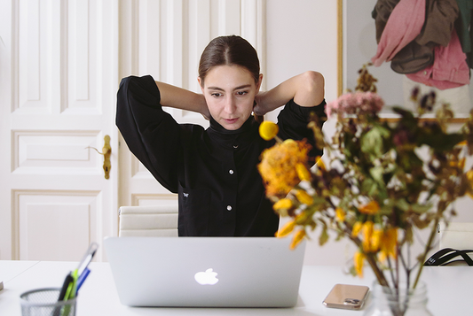 Kobieta, która odczuwa wypalenie zawodowe