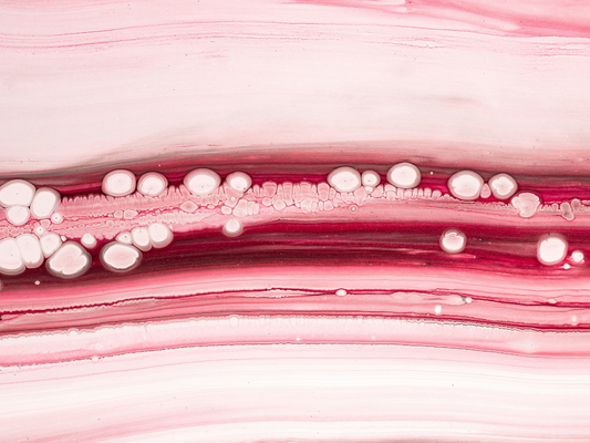 Abstrakcyjne różowo-czerwone warstwy z pęcherzykami; okładka artykułu o bankowaniu kolagenu.