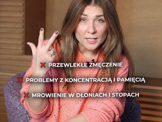 Kobieta pokazuje trzy palce, a obok widnieją objawy niedoboru witaminy B12: zmęczenie, problemy z pamięcią i koncentracją, mrowienie w dłoniach i stopach.