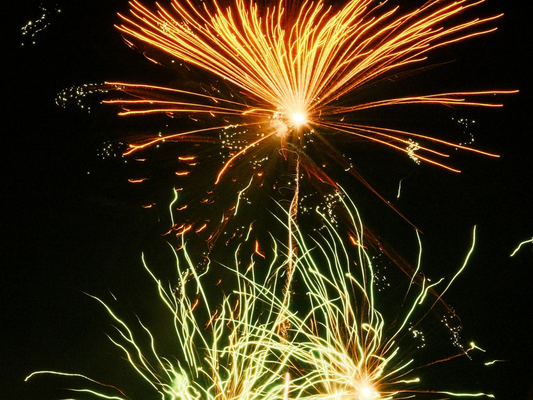 Fajerwerki na nocnym niebie symbolizujące nowy początek i motywację do realizacji postanowień noworocznych.