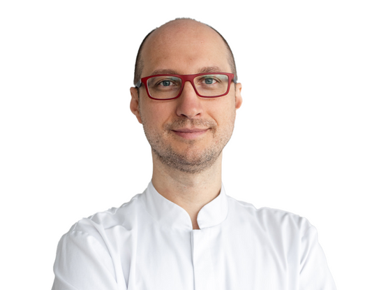 Ginekolog Mariusz Łukaszuk mówi o tym, że menopauza wywołuje zmiany w całym organizmie kobiety