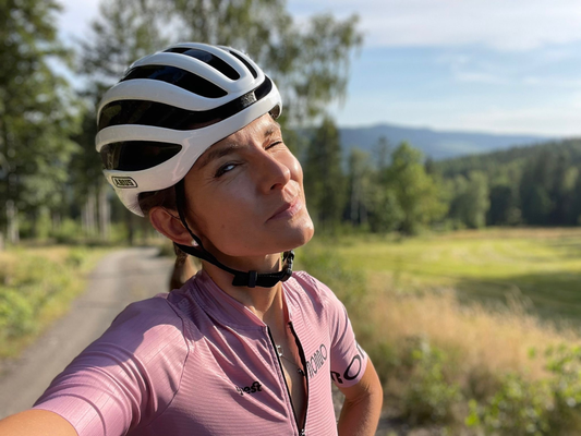 Maja Włoszczowska podczas treningu na rowerze górskim – okładka artykułu o tym, jak sport stał się jej szkołą życia.