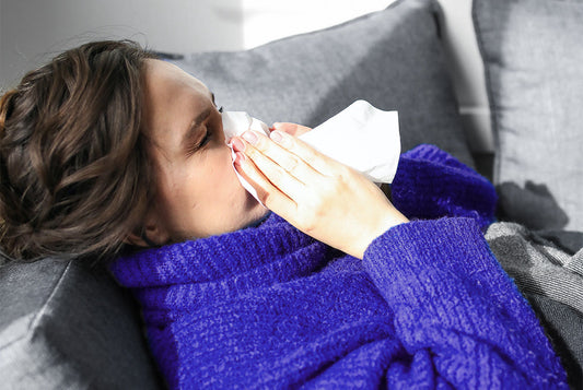 Przeziębiona kobieta zastanawia się jak wzmocnić swoją odporność