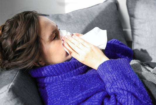 Przeziębiona kobieta zastanawia się jak wzmocnić swoją odporność