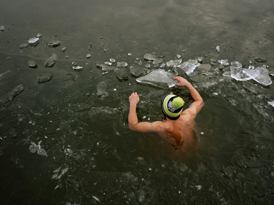Osoba morsująca w przeręblu, zanurzona w lodowatej wodzie.
