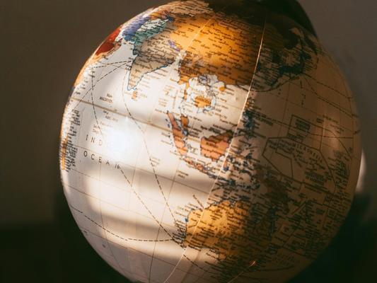 Okładka artykułu o największych niedoborach witaminy D – gdzie i dlaczego występują.