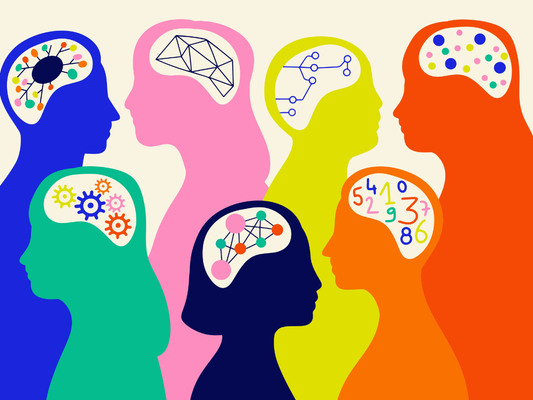 Kolorowa ilustracja sylwetek dzieci z różnymi symbolami w obszarze mózgu, przedstawiająca neuroróżnorodność w szkole, w tym ADHD i autyzm oraz różne style uczenia się.