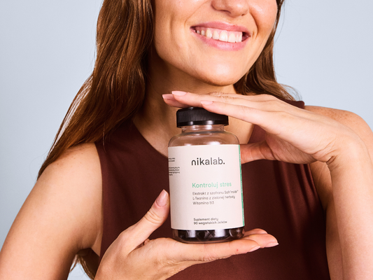 Kobieta trzymająca w dłoniach suplement nikalab Kontroluj stres w przezroczystym słoiczku.