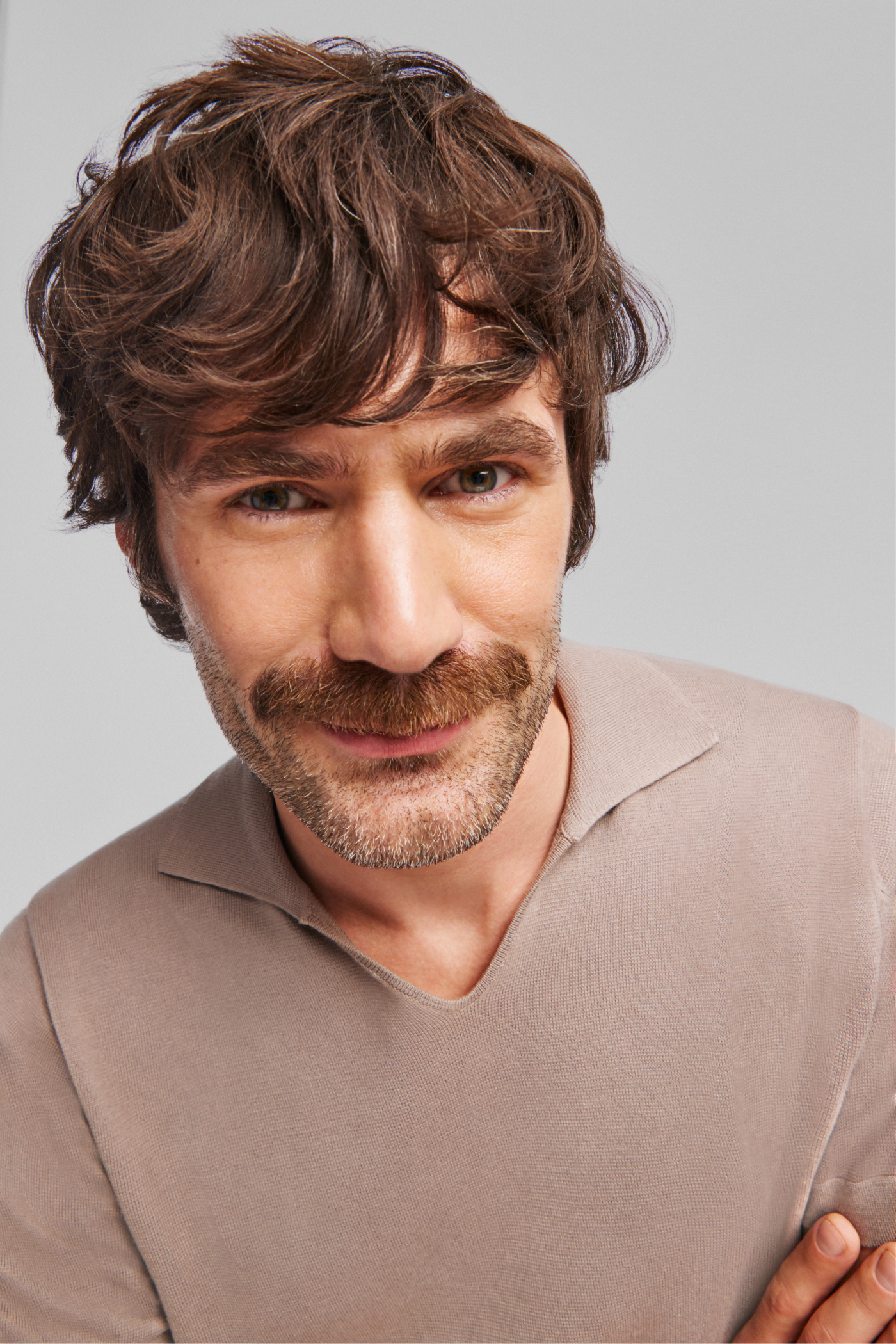 Mężczyzna w codziennej stylizacji – symbol zdrowych nawyków i dbania o siebie z nikalab.