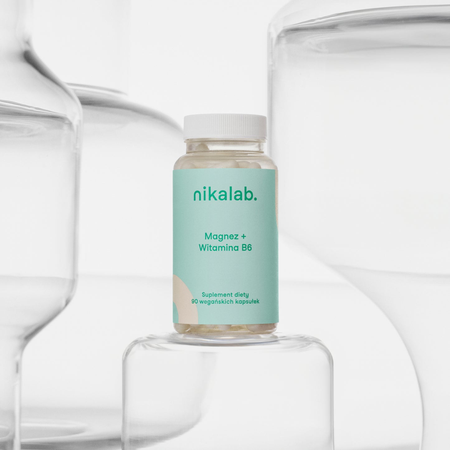 Suplement diety nikalab – Magnez + Witamina B6 – 90 wegańskich kapsułek w biodegradowalnym słoiczku z jasną etykietą.