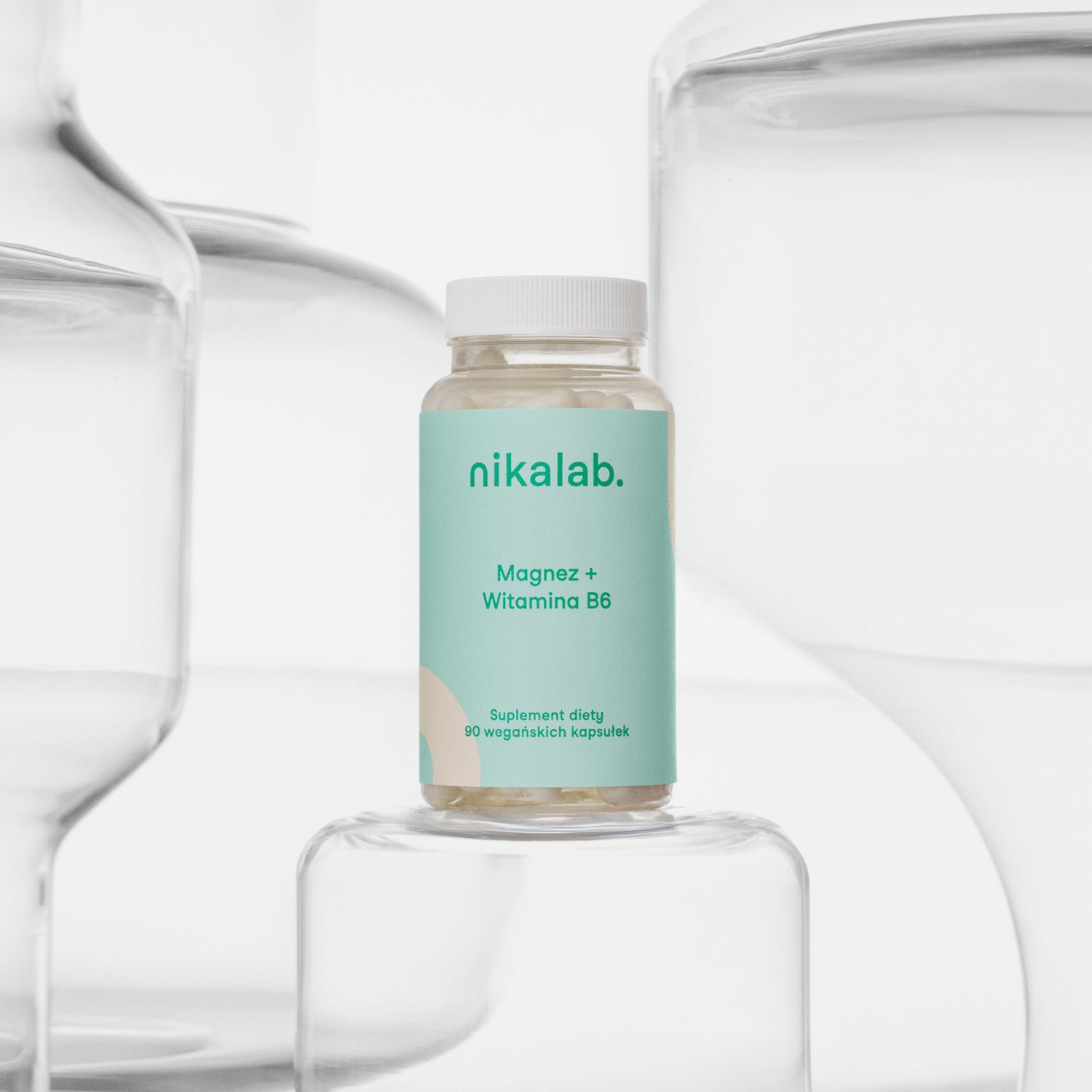 Suplement diety nikalab – Magnez + Witamina B6 – 90 wegańskich kapsułek w biodegradowalnym słoiczku z jasną etykietą.