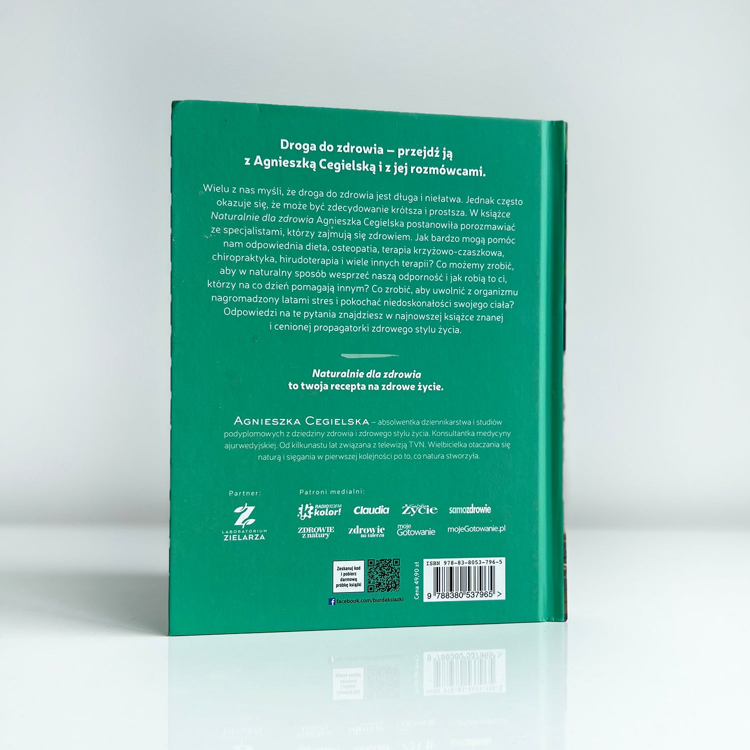 Tył książki „Naturalnie dla zdrowia” Agnieszki Cegielskiej – opis publikacji z rozmowami z ekspertami o zdrowiu, odporności i naturalnych terapiach, wraz z sylwetką autorki i logotypami partnerów medialnych.