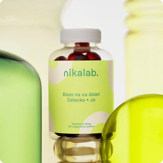 Suplement diety nikalab – Baza na co dzień dla dzieci 3+ lat – 90 wegańskich żelków w biodegradowalnym słoiczku z kolorową etykietą.
